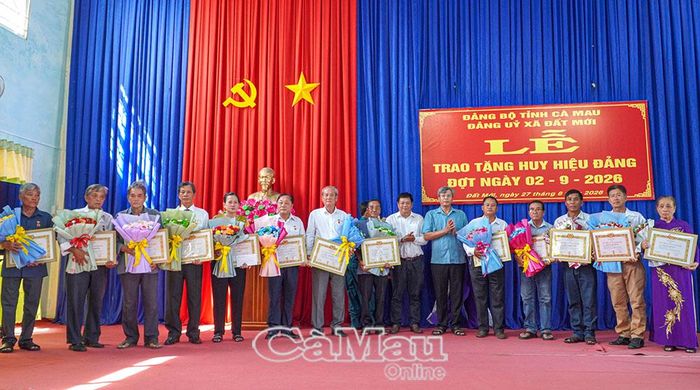 Đồng chí Lê Văn Suốt, Phó Bí thư Thường trực Đảng uỷ xã (thứ 9 từ trái sang) và ông Huỳnh Việt Triều, Chủ tịch UBND xã Đất Mới (thứ 6 từ phải sang)
