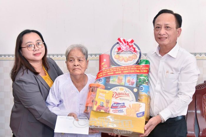 Đồng chí Phạm Văn Thiều, Chủ tịch HĐND tỉnh, tặng quà tri ân Anh hùng Lực lượng vũ trang nhân dân Võ Thị Xuân.