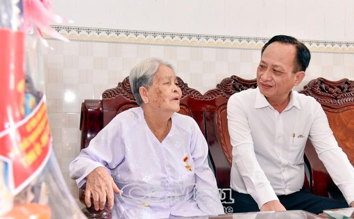  Chủ tịch HĐND tỉnh Phạm Văn Thiều thăm hỏi đời sống, trân trọng ghi nhận những đóng góp của Anh hùng Lực lượng vũ trang nhân dân Võ Thị Xuân đối với sự nghiệp đấu tranh, bảo vệ Tổ quốc.