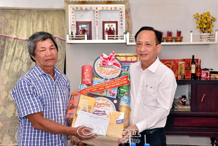  Đồng chí Phạm Văn Thiều tặng quà thương binh Nguyễn Văn Minh.