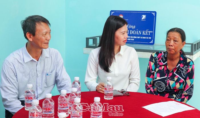 Bà Nguyễn Thị Hồng Nữ (bìa phải) xúc động cảm ơn Hội LHPN tỉnh Cà Mau, Hội LHPN Xã Hồng Dân và đơn vị tài trợ đã hỗ trợ gia đình có nơi ở ổn định, an tâm lao động, từng bước cải thiện cuộc sống.