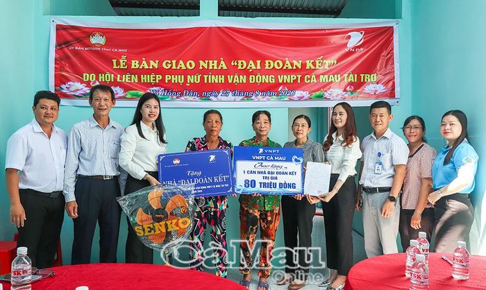 Phó Chủ tịch Thường trực Hội LHPN tỉnh Cà Mau Tô Thị Mỹ Thuận (thứ 3 từ trái sang) cùng đại diện Hội LHPN Xã Hồng Dân và đơn vị tài trợ VNPT Cà Mau bàn giao nhà Đại đoàn kết cho gia đình bà Nguyễn Thị Hồng Nữ.