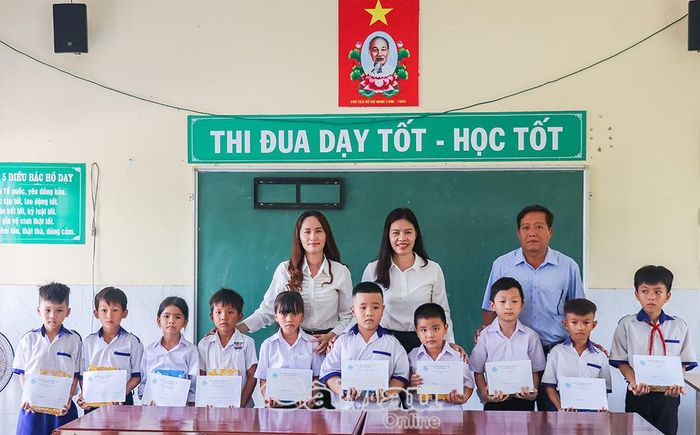 Đại diện Hội LHPN tỉnh Cà Mau và Hội LHPN Xã Hồng Dân tặng quà cho các em học sinh Trường Tiểu học Nguyễn Khuyến, phân hiệu Tiểu học Lộc Ninh (Xã Hồng Dân).