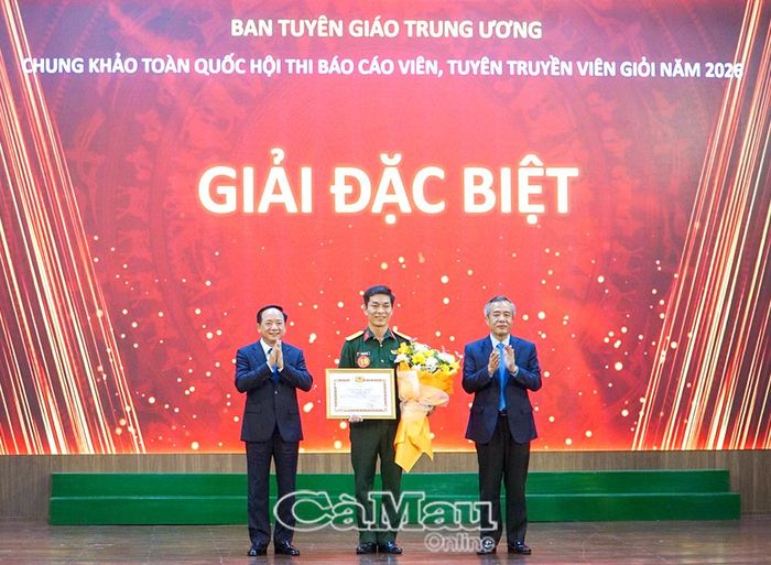 Đồng chí Trịnh Văn Quyết, Uỷ viên Bộ Chính trị, Bí thư Trung ương Đảng, Trưởng Ban Tuyên giáo Trung ương (bìa trái) và đồng chí Lê Đức Thái, Uỷ viên Ban Chấp hành Trung ương Đảng, Bí thư Tỉnh uỷ Thanh Hoá, trao giải Đặc biệt cho thí sinh Trịnh Xuân Việt, Đảng bộ Quân uỷ Trung ương.
