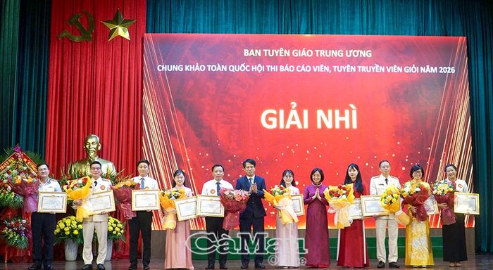 Ban tổ chức trao 10 giải Nhì cho các thí sinh.