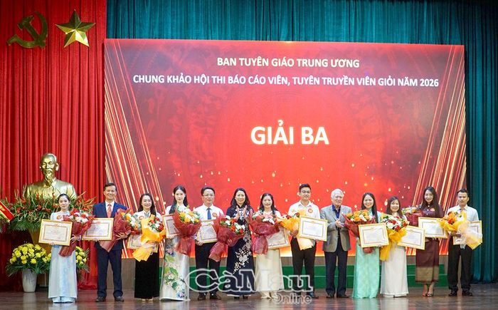 Ban tổ chức trao 11 giải Ba cho các thí sinh.