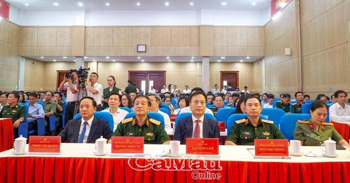 Đồng chí Trịnh Văn Quyết, Uỷ viên Bộ Chính trị, Bí thư Trung ương Đảng, Trưởng Ban Tuyên giáo Trung ương (hàng đầu, bên trái), dự lễ bế mạc.