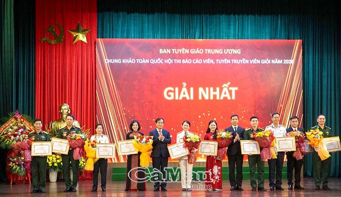 Ban tổ chức trao 10 giải Nhất cho các thí sinh.