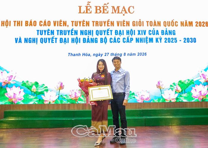 Đồng chí Nguyễn Nam Phong, Phó Trưởng ban Tuyên giáo Tỉnh uỷ, chúc mừng thí sinh Thạch Thị Hoa sau khi kết quả hội thi được công bố.