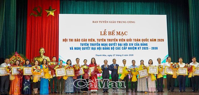 Đồng chí Trịnh Văn Quyết, Trưởng Ban Tuyên giáo Trung ương (thứ 12 từ trái sang) và đồng chí Lê Đức Thái, Bí thư Tỉnh uỷ Thanh Hoá (thứ 9 từ phải sang), trao Bằng khen của Ban Tuyên giáo Trung ương cho các tập thể có thành tích xuất sắc trong tổ chức Hội thi Báo cáo viên, Tuyên truyền viên giỏi năm 2026.