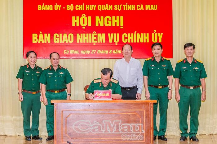 Trung tướng Hồ Văn Thái và đồng chí Nguyễn Hồ Hải chứng kiến các đồng chí nhận bàn giao và ký biên bản bàn giao nhiệm vụ.