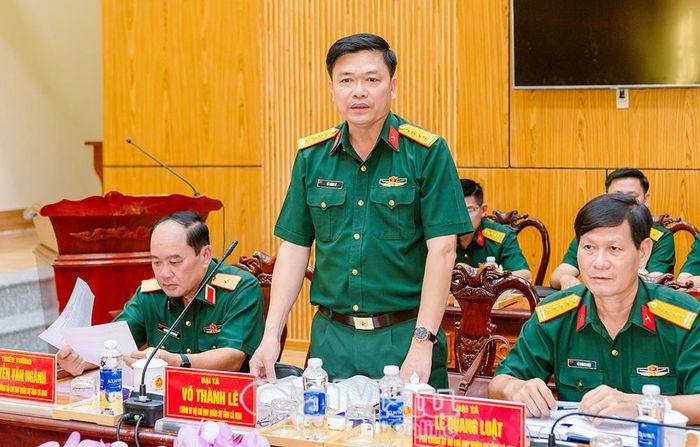 Đại tá Võ Thành Lê, Phó Bí thư Thường trực Đảng uỷ, Chính uỷ Bộ CHQS tỉnh Cà Mau, phát biểu tại hội nghị.