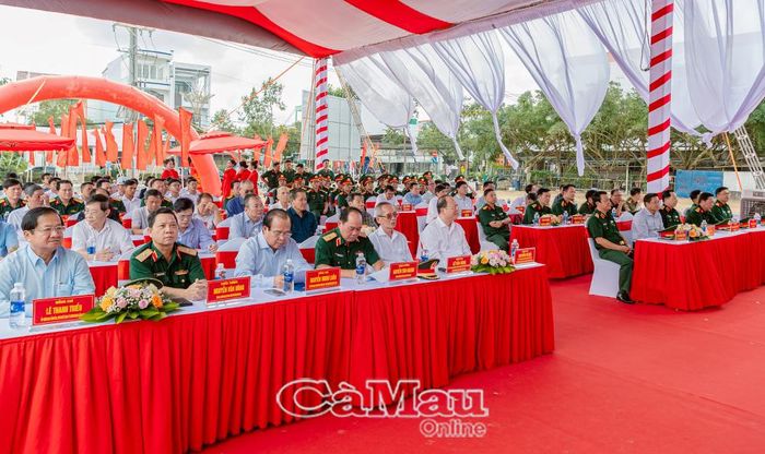 Các đại biểu dự lễ khởi công xây dựng Trụ sở Bộ CHQS tỉnh Cà Mau mới.