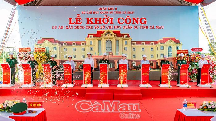 Đại biểu thực hiện nghi thức động thổ xây dựng Trụ sở Bộ CHQS tỉnh Cà Mau.