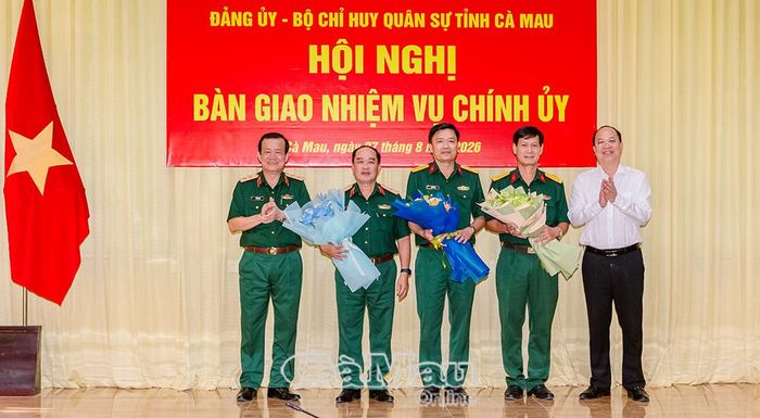 Trung tướng Hồ Văn Thái và đồng chí Nguyễn Hồ Hải tặng hoa chúc mừng các đồng chí nhận nhiệm vụ mới.