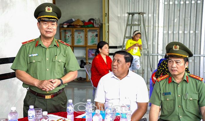 Thiếu tướng Trần Văn Tuấn, Hiệu trưởng Trường Đại học An ninh nhân dân phát biểu tại lễ khánh thành và bàn giao nhà.