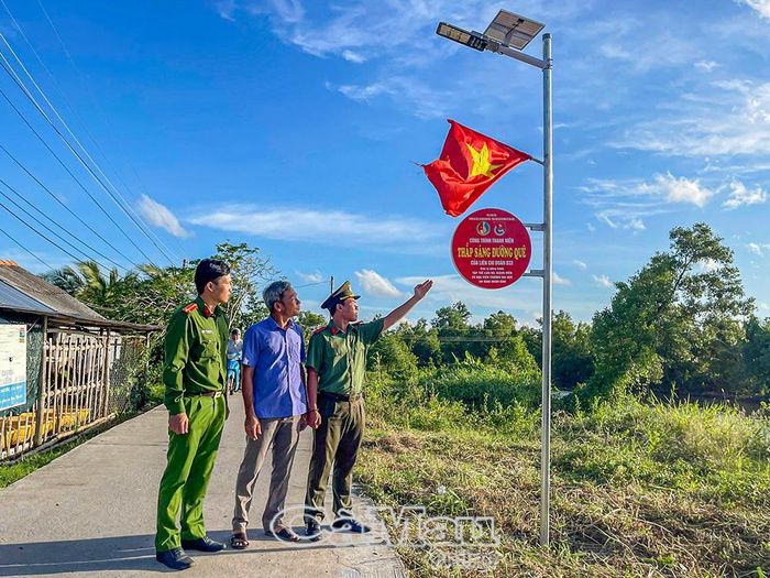  Công trình thanh niên “Ánh sáng đường quê” tại ấp Phong Lưu, xã Tân Hưng góp phần bảo đảm an ninh, trật tự và tạo cảnh quan nông thôn.