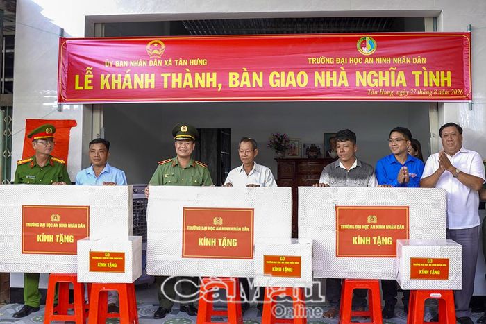  Trường Đại học An ninh nhân dân tặng quà cho các gia đình tại lễ khánh thành và bàn giao nhà Nghĩa tình.