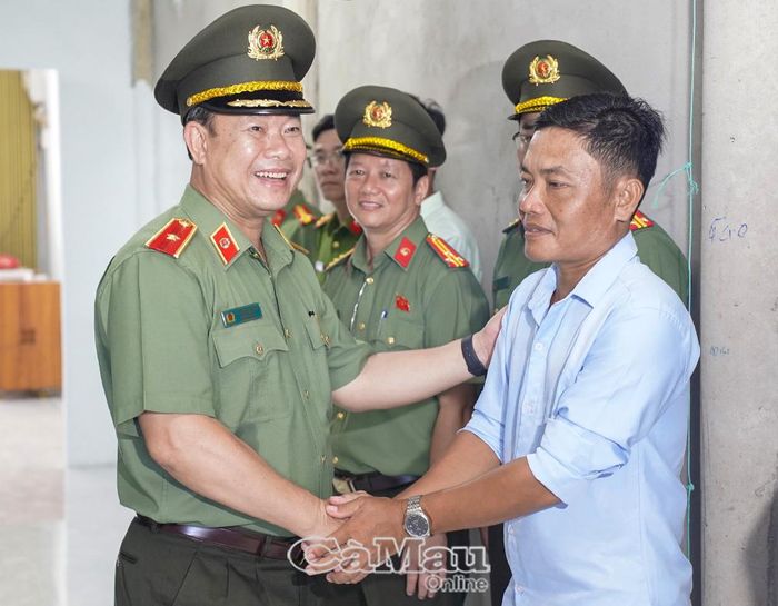 Thiếu tướng Trần Văn Tuấn, Hiệu trưởng Trường Đại học An ninh nhân dân, thăm hỏi, động viên các gia đình nhận nhà Nghĩa tình.