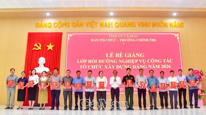  Phó Trưởng ban Tuyên giáo Tỉnh uỷ Võ Văn Lực trao giấy chứng nhận hoàn thành chương trình bồi dưỡng cho các học viên.