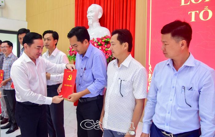 Trưởng Ban Tổ chức Tỉnh uỷ Phan Thanh Duy trao giấy chứng nhận hoàn thành chương trình bồi dưỡng cho các học viên.
