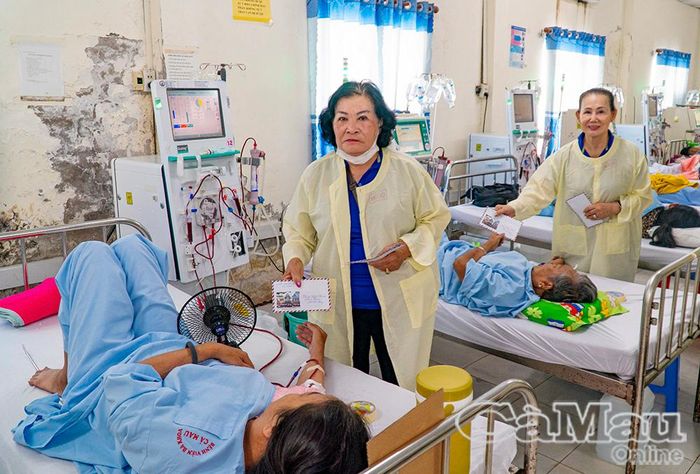 Mỗi phần quà mang ý nghĩa động viên tinh thần và chia sẻ lúc khó khăn với bệnh nhân không may mắc bệnh hiểm nghèo. Ảnh: NHẬT MINH