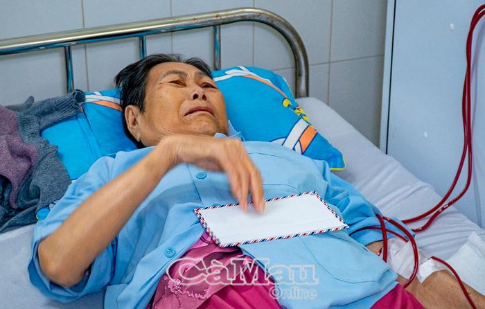 Nữ bệnh nhân xúc động khi nhận được sự sẻ chia từ những tấm lòng thơm thảo. Ảnh: NHẬT MINH