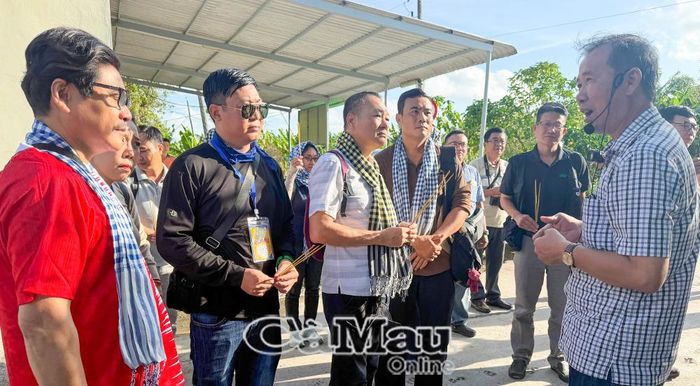 Các thành viên đoàn presstrip nghe hướng dẫn viên giới thiệu về Vườn Quốc gia U Minh Hạ.