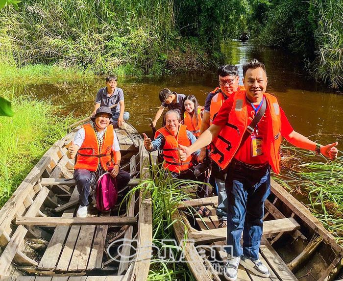  Đoàn presstrip di chuyển bằng xuồng tại Vườn Quốc gia U Minh Hạ.