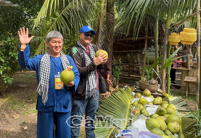  Các thành viên đoàn presstrip thưởng thức dừa tươi và check-in tại Khu Du lịch sinh thái Cà Mau Eco.