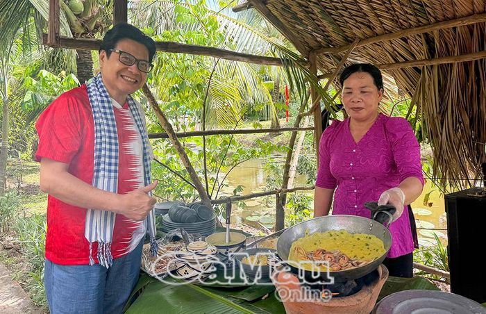 Diễn viên Quốc Tân thích thú khi thưởng thức bánh xèo ngay tại Khu Du lịch sinh thái Cà Mau Eco.