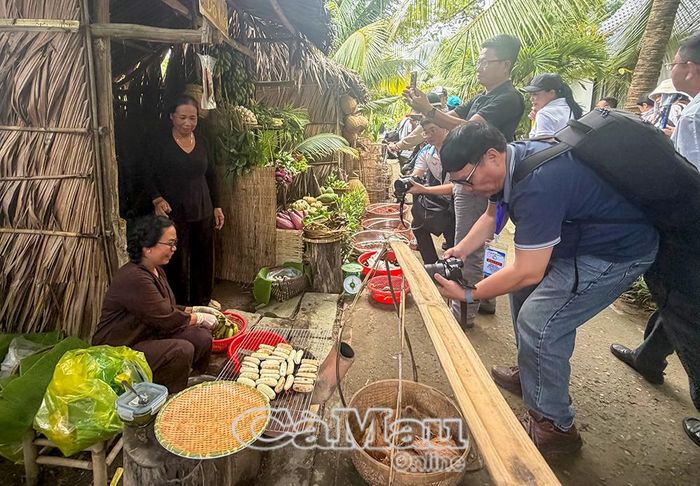 Chợ quê với nét văn hoá đậm chất miền Tây tại Khu Du lịch sinh thái Cà Mau Eco mang đến sự thích thú cho các đại biểu.