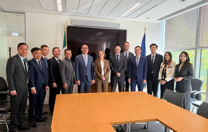 Các đại biểu của KTNN Việt Nam và Cơ quan Tổng Kiểm toán và Kiểm soát Ireland chụp ảnh lưu niệm. Ảnh: QUÝ ĐẮC