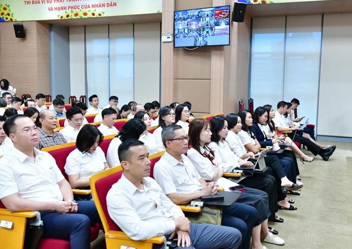 Toàn thể đảng viên trong Đảng bộ KTNN lắng nghe quán triệt, phổ biến Quy định 207-QĐ/TW. Ảnh: MINH THÚY