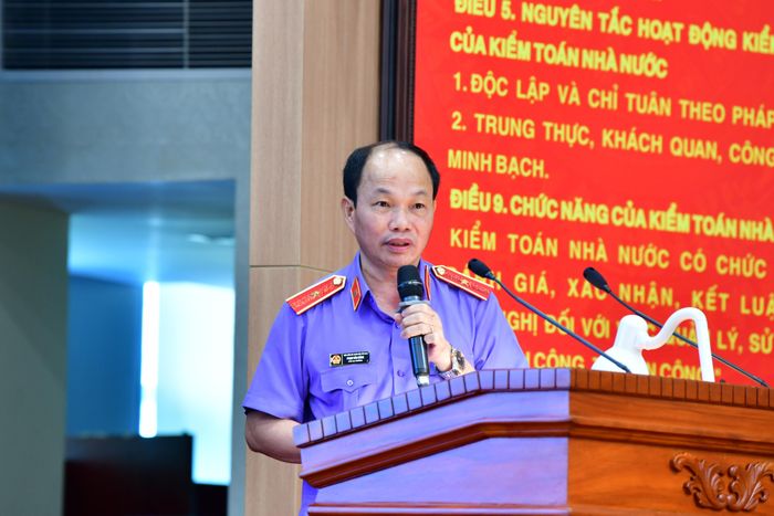 Ông Phạm Văn Dũng - Phó Vụ trưởng Vụ Công tố và kiểm sát điều tra án kinh tế, tham nhũng, Viện Kiểm sát nhân dân tối cao tham luận tại Hội nghị. Ảnh: M. THÚY