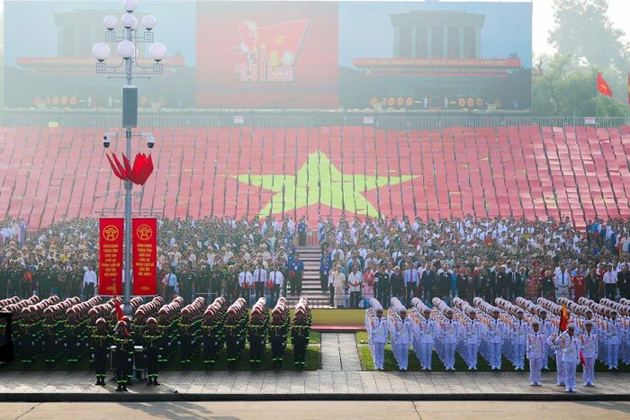 Nghi thức chào cờ trang trọng tại Quảng trường Ba Đình. Ảnh: baochinhphu.vn