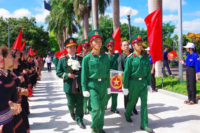 Lễ truy điệu, an táng hài cốt liệt sĩ được tổ chức trang trọng - khoảnh khắc thiêng liêng khi đồng đội được trở về với đất mẹ. Ảnh TTXVN