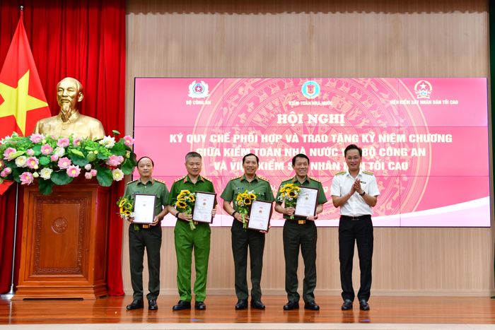 Tổng Kiểm toán nhà nước Nguyễn Hữu Nghĩa trao tặng Kỷ niệm chương Vì sự nghiệp KTNN cho lãnh đạo Bộ Công an.