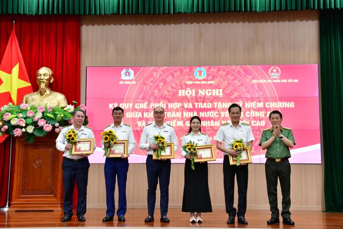 Bộ trưởng Bộ Công an Lương Tam Quang trao tặng Kỷ niệm chương Bảo vệ an ninh Tổ quốc cho các đồng chí lãnh đạo KTNN.