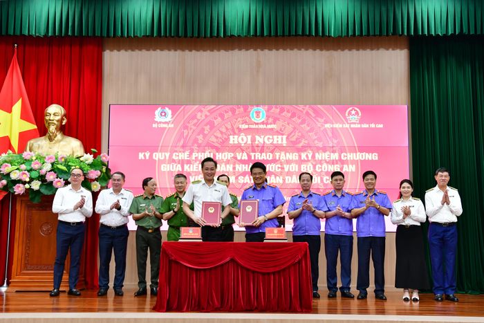 Viện trưởng Viện Kiểm sát nhân dân tối cao Nguyễn Huy Tiến và Tổng Kiểm toán nhà nước Nguyễn Hữu Nghĩa ký Quy chế phối hợp.