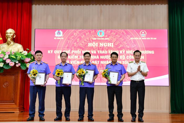 Tổng Kiểm toán nhà nước Nguyễn Hữu Nghĩa trao tặng Kỷ niệm chương Vì sự nghiệp KTNN cho lãnh đạo Viện Kiểm sát nhân dân tối cao.