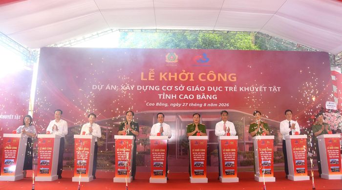 Các đại biểu thực hiện nghi thức nhấn nút khởi công dự án xây dựng cơ sở giáo dục trẻ khuyết tật. Nguồn: Cổng TTĐT tỉnh Cao Bằng