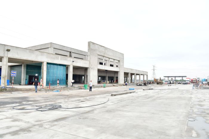 Nhiều trạm dừng nghỉ còn chậm tiến độ. Ảnh: N.Lộc