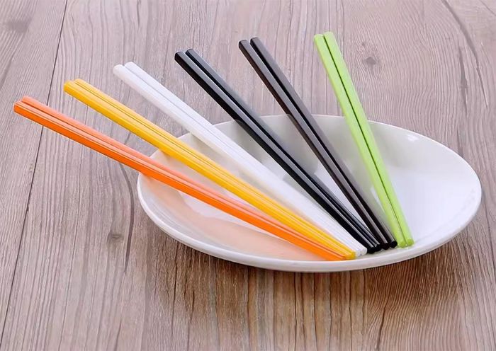 Đũa nhựa có màu sắc . Ảnh minh họa.