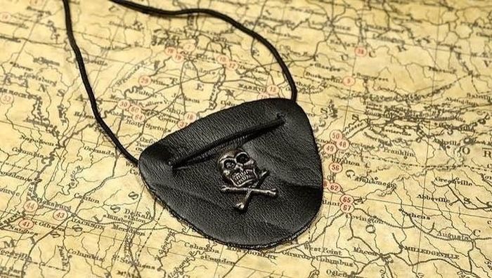 Miếng bịt mắt trứ danh. Ảnh minh họa.