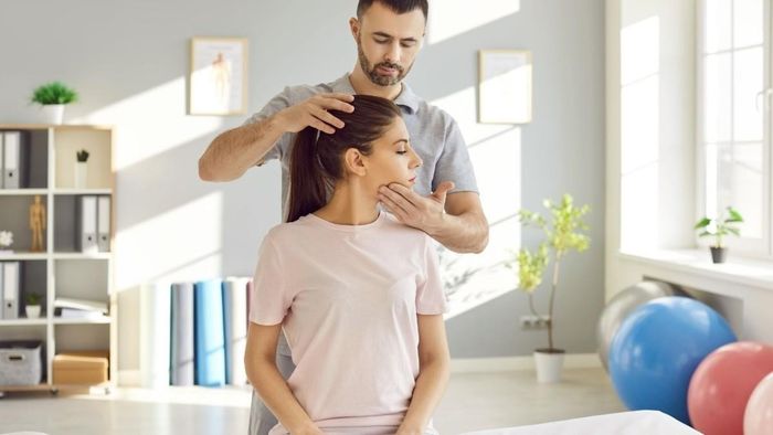 Nếu tình trạng đau mỏi kéo dài, bạn nên đi khám để được chẩn đoán và điều trị kịp thời. Ảnh minh họa