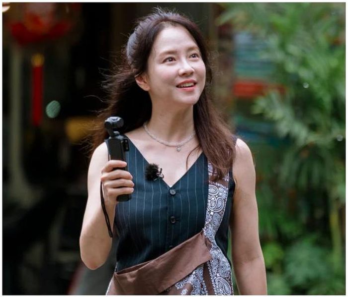 Song Ji Hyo thể hiện sự hào hứng khi đồng hành cùng dàn nghệ sĩ Việt trong chương trình. (Ảnh: BTC)