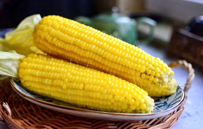 Ngô là thực phẩm quen thuộc, cung cấp tinh bột, chất xơ, vitamin, khoáng chất và nhiều hợp chất thực vật. Ảnh minh họa