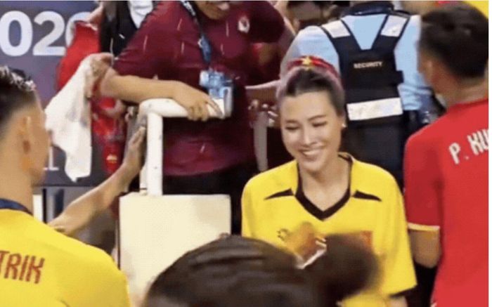 MC Hoàng Oanh chạy nhanh tới nơi Lê Giang Patrik đang chờ...