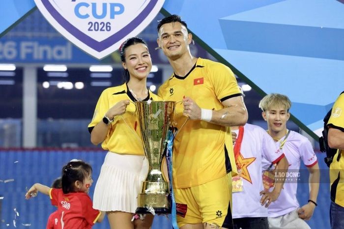 Cặp đôi chụp ảnh chung cùng chiếc cúp vô địch ASEAN Hyundai Cup 2026. Ảnh: Thanh Vũ/Lao động